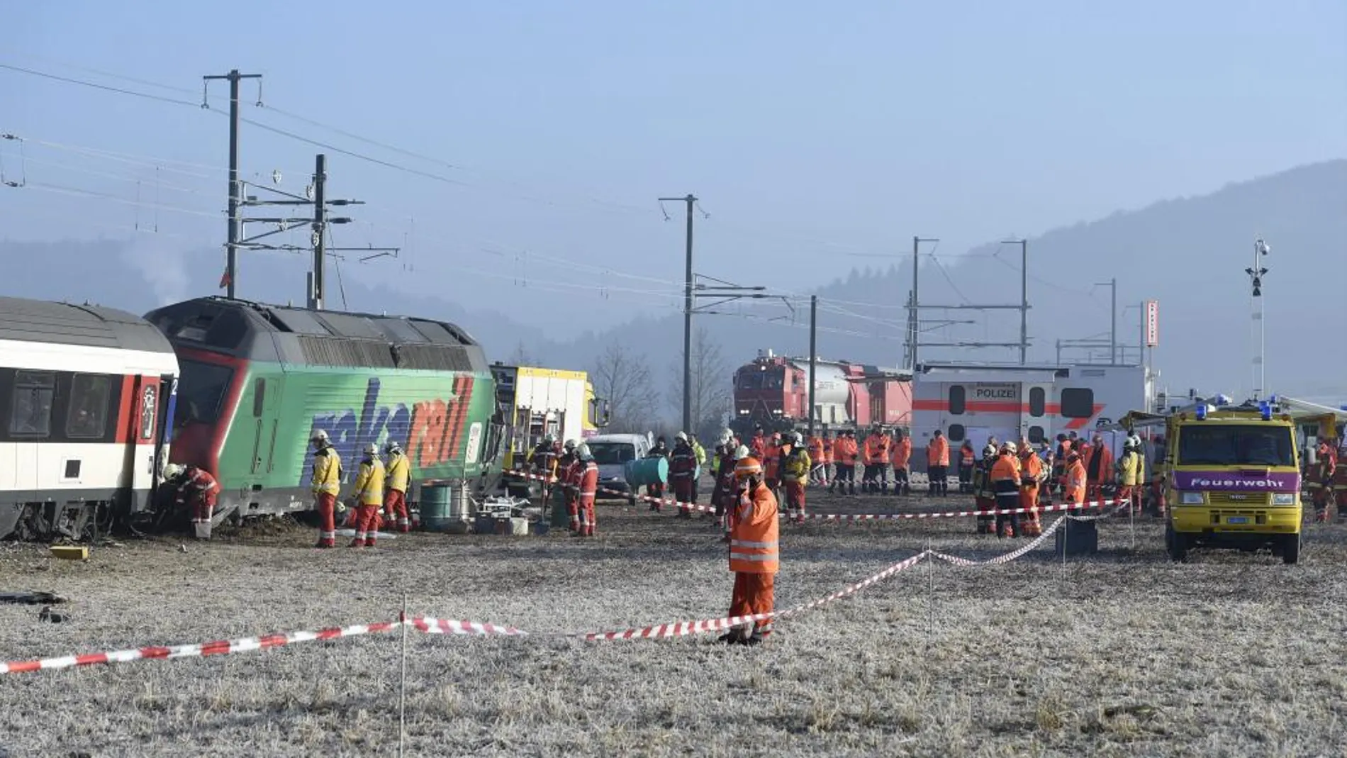 Trabajadores de los servicios de emergencia inspeccionan un tren tras un accidente en Rafz, en el cantón de Zúrich (Suiza).