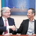Jordi Cornet firmó ayer el acuerdo para la venta del edificio del Banco de Sangre