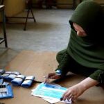 Una mujer vota en la segunda vuelta de las elecciones afganas.