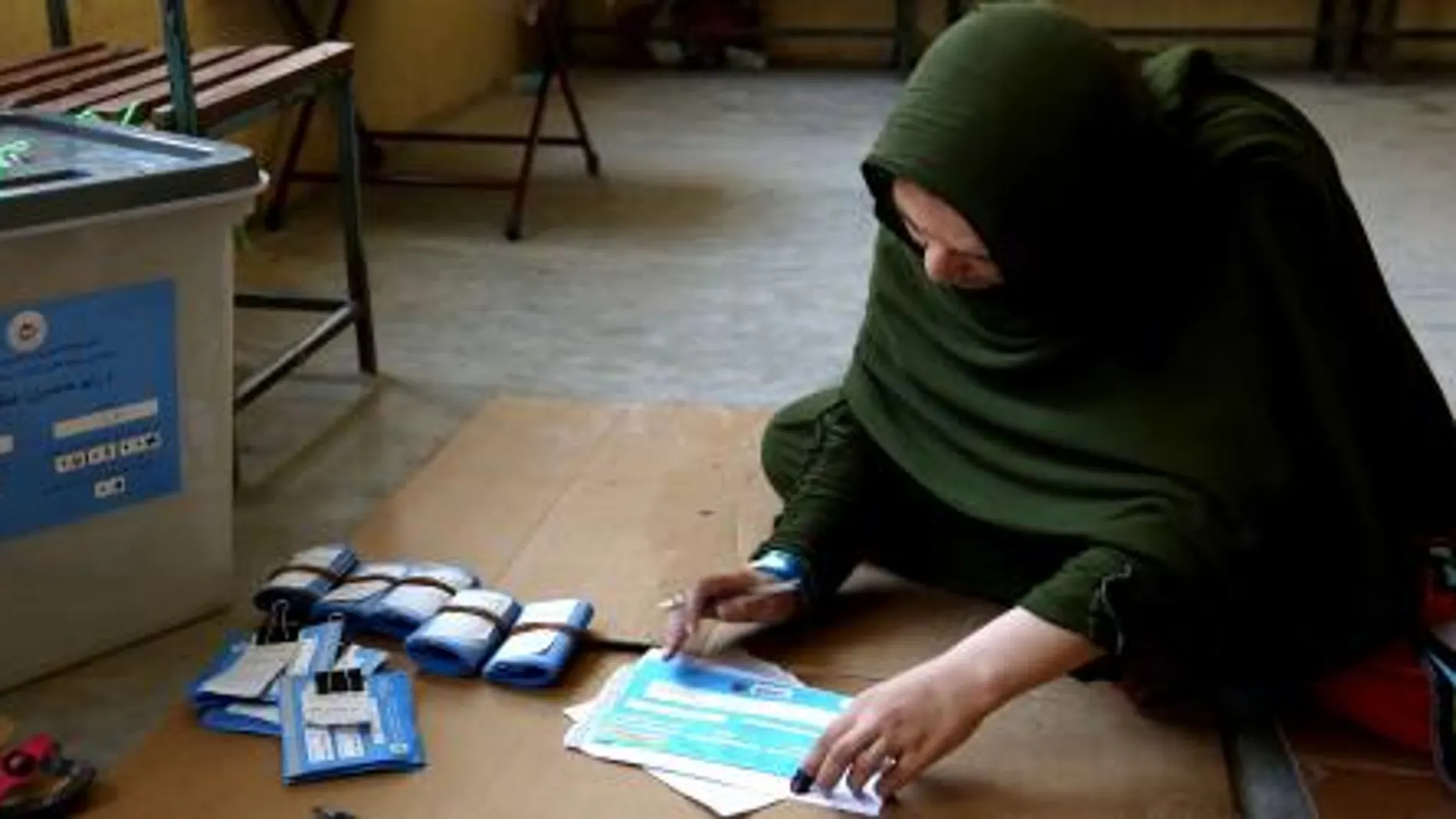 Una mujer vota en la segunda vuelta de las elecciones afganas.