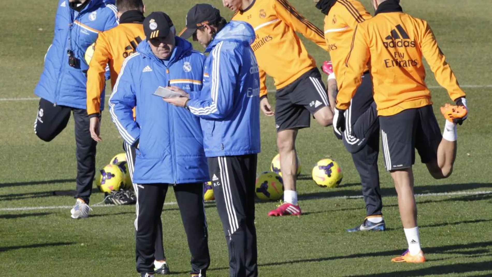 El entrenador del Real Madrid, Carlo Ancelotti durante el entrenamiento del equipo, esta mañana en la Ciudad Deportiva de Valdebebas.