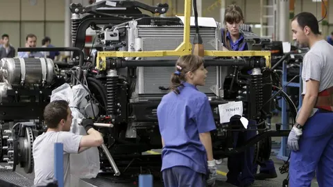 Operarios en la factoría de Iveco