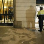 Agentes de la Guardia Urbana de Barcelona ante el lugar donde tuvo lugar la pelea con armas blancas, en el centro de Barcelona