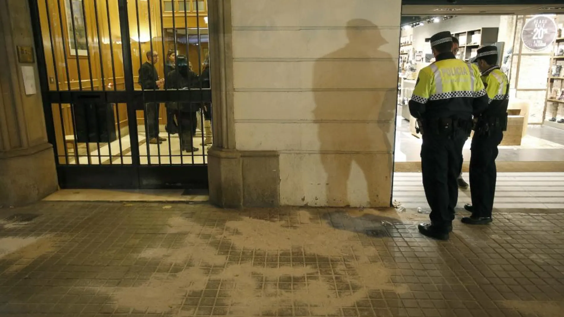 Agentes de la Guardia Urbana de Barcelona ante el lugar donde tuvo lugar la pelea con armas blancas, en el centro de Barcelona