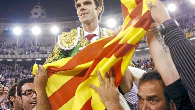 El torero José Tomás saliendo de la plaza Monumental de Barcelona