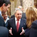  Pedro Sánchez también se fotografía con Raúl Castro