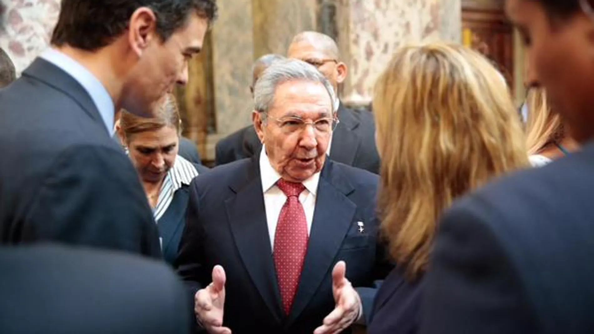 Pedro Sánchez también se fotografía con Raúl Castro