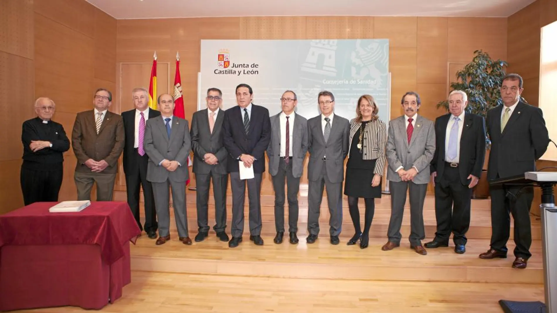 Antonio María Sáez Aguado y Lydia Blanco, junto a los responsables de las diez hermandades de donantes de sangre de Castilla y León