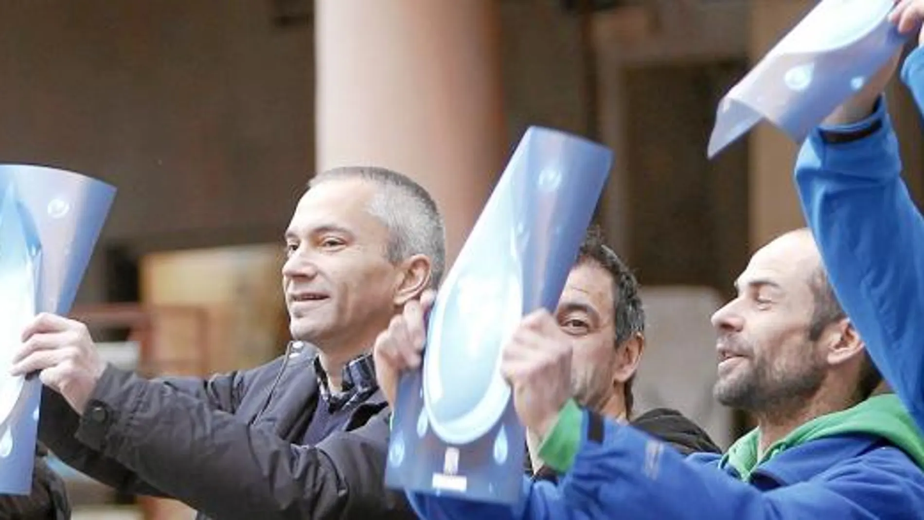 El líder abertzale, Joseba Permach, ayer en la concentración en Zarauz para pedir el reagrupamiento de los presos
