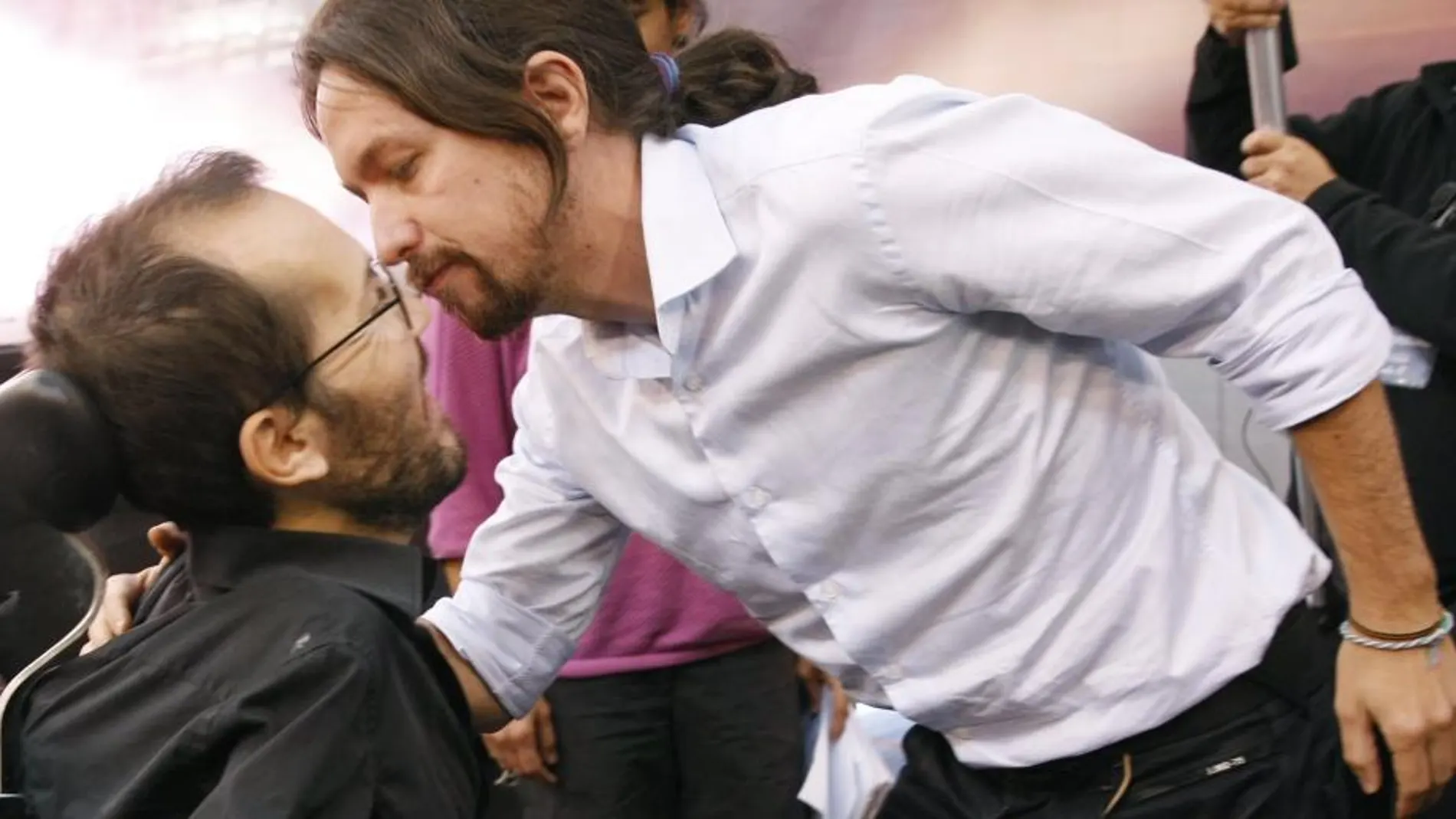 Pablo Echenique y Pablo Iglesias se saludan en el Congreso de Podemos.