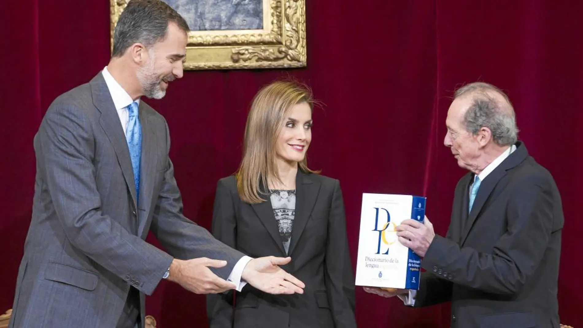 El director de la RAE, José Manuel Blecua, entrega a los Reyes el facsímil del primer tomo del Diccionario de Autoridades