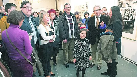 El autor, en el centro de la imagen y acompañado de su familia y amigos, durante la inauguración de la muestra