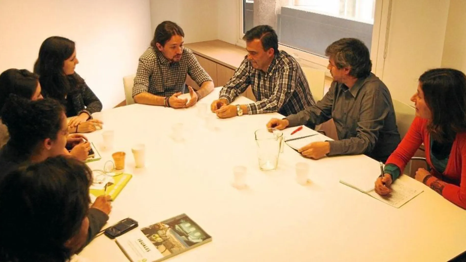 Pablo Iglesias, secretario general de Podemos, recogió ayer las propuestas de Oxfam Intermón en una reunión celebrada en Madrid