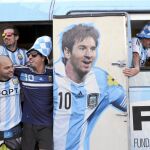 Aficionados argentinos en una furgoneta que homenajea a Messi