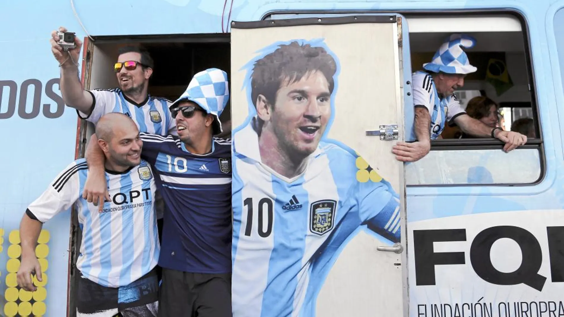 Aficionados argentinos en una furgoneta que homenajea a Messi