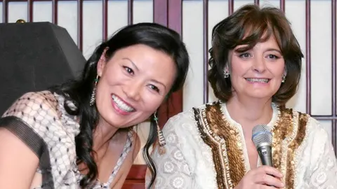 Wendi Deng y Cherie Blair durante la presentación del libro de la ésta última en Pekín en 2009