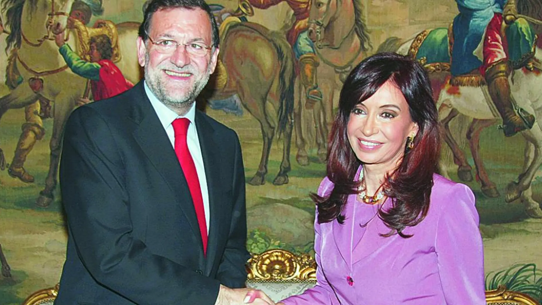 Mariano Rajoy y la presidenta argentina, Cristina Fernández, en el palacio del Pardo en 2009