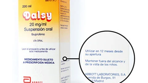 Imagen de un envase de Dalsy, con un círculo que amplía la zona en la que indica que debe consumirse antes de 12 meses una vez abierto