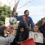 TÚNEZ (TÚNEZ), 14/01/2013.- Miles de tunecinos participan en una manifestación con motivo del segundo aniversario de "la revolución pacífica"que forzó la huída del entonces presidente Zine el Abidine Ben Ali, en la avenida Habib Bourguiba de la capital tunecina, hoy, lunes 14 de enero de 2012. EFE/Mohamed Messara