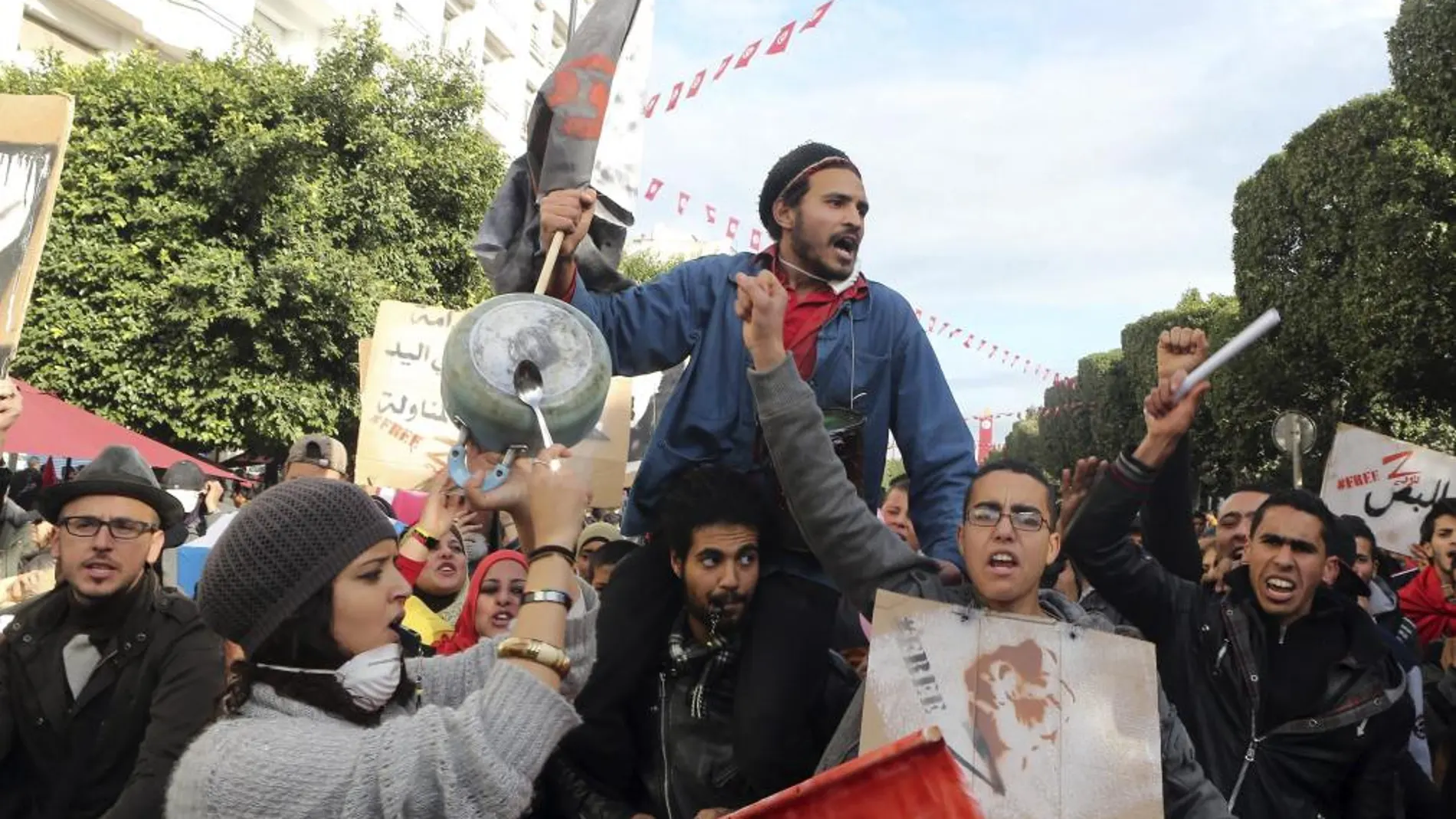 TÚNEZ (TÚNEZ), 14/01/2013.- Miles de tunecinos participan en una manifestación con motivo del segundo aniversario de "la revolución pacífica"que forzó la huída del entonces presidente Zine el Abidine Ben Ali, en la avenida Habib Bourguiba de la capital tunecina, hoy, lunes 14 de enero de 2012. EFE/Mohamed Messara