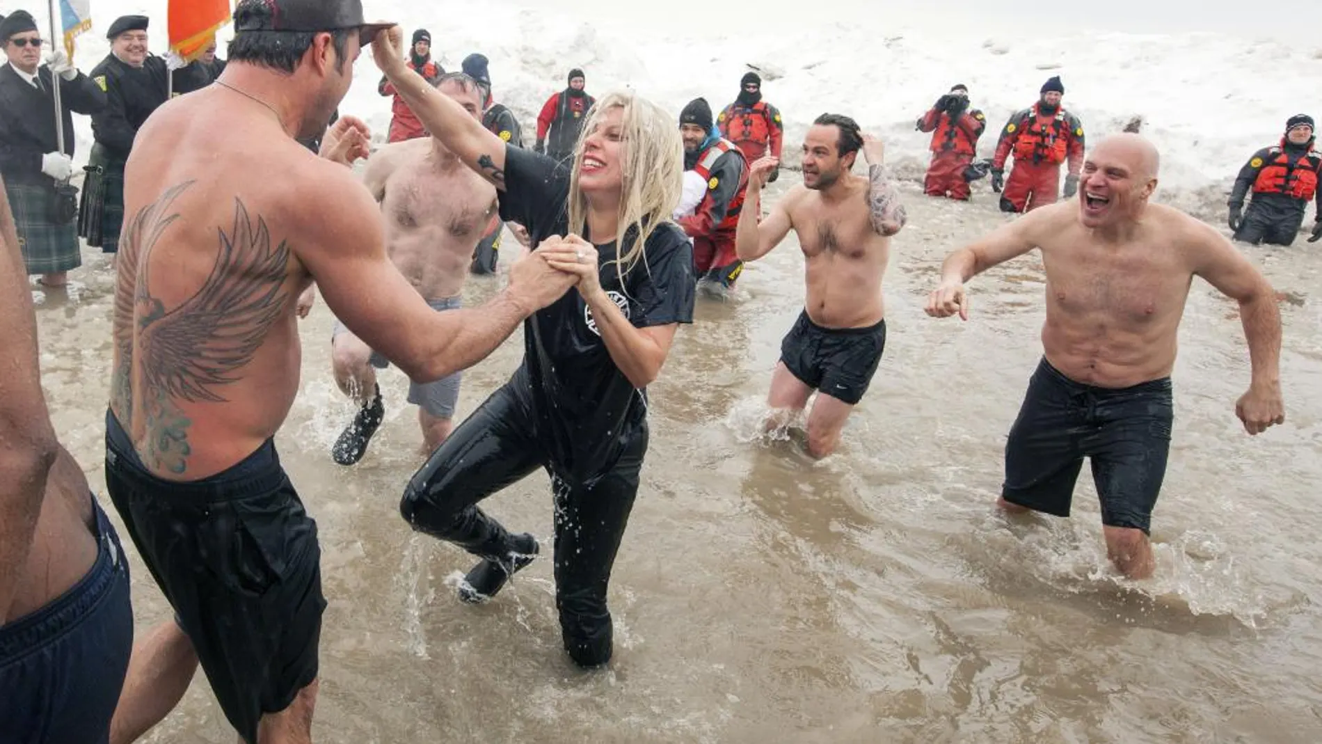 El actor Taylor Kinney y su novia, Lady Gaga, en la tradicional «Zambullida del Oso Polar»