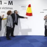 José Vargas descubre la placa conmemorativa del 11-M en la sede de LA RAZÓN.