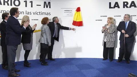 José Vargas descubre la placa conmemorativa del 11-M en la sede de LA RAZÓN.