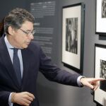 El presidente regional, Ignacio González, ayer, en la inauguración de la exposición «La Cámara Indiscreta. Tesoros Cinematográficos de Magnum Photos» del Canal
