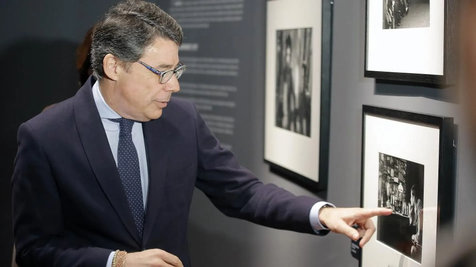 El presidente regional, Ignacio González, ayer, en la inauguración de la exposición «La Cámara Indiscreta. Tesoros Cinematográficos de Magnum Photos» del Canal