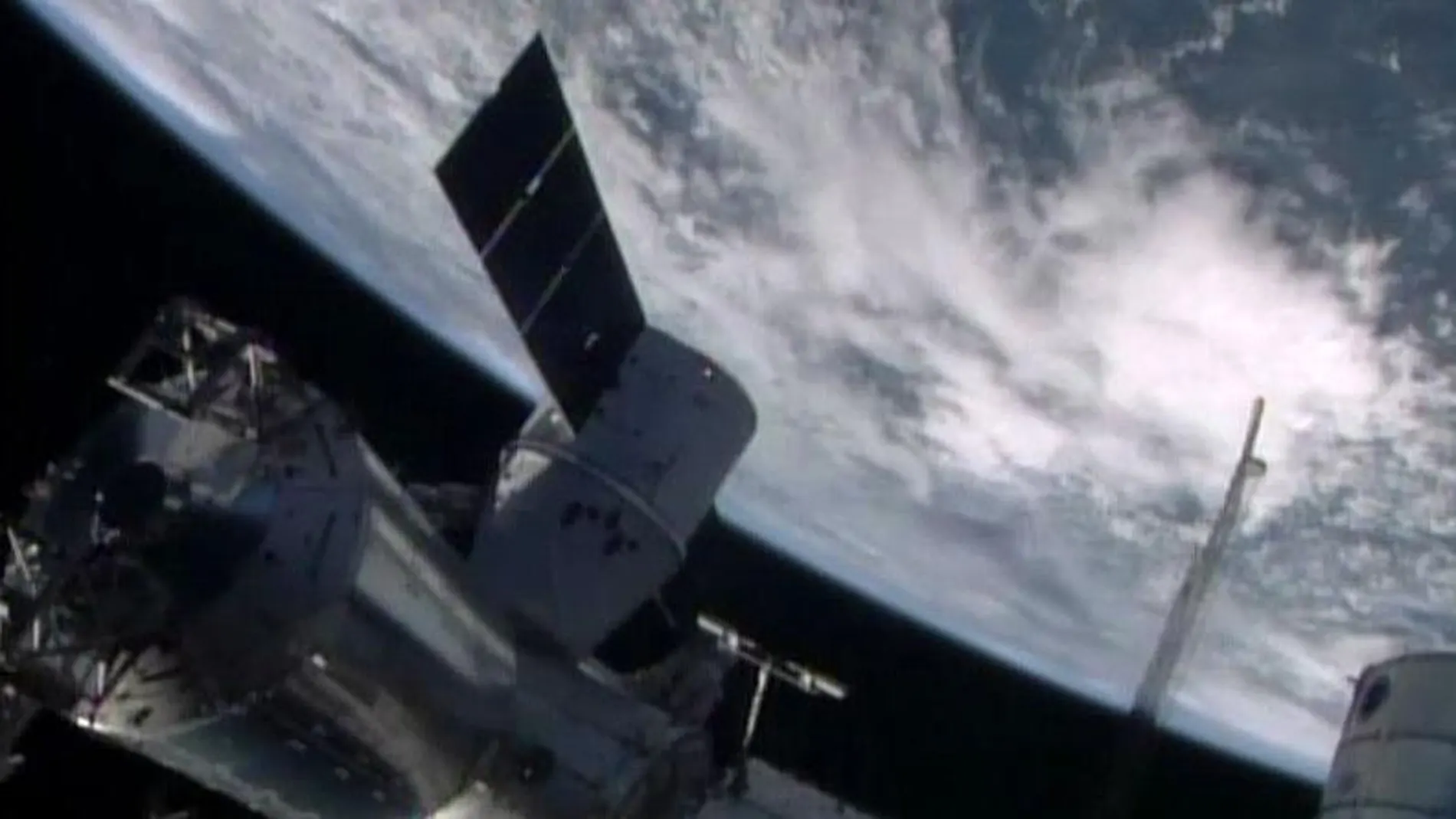 La cápsula estadounidense Dragon se acopla a la Estación Espacial Internacional