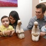 Jorge e Isabel (28 y 29 años). Tienen dos hijos y este año acudirán a la Misa de las Familias porque consideran que «es una maravillosa oportunidad para acudir al Señor con confianza». Ambos están en paro y han pasado por una crisis matrimonial que ya han superado.