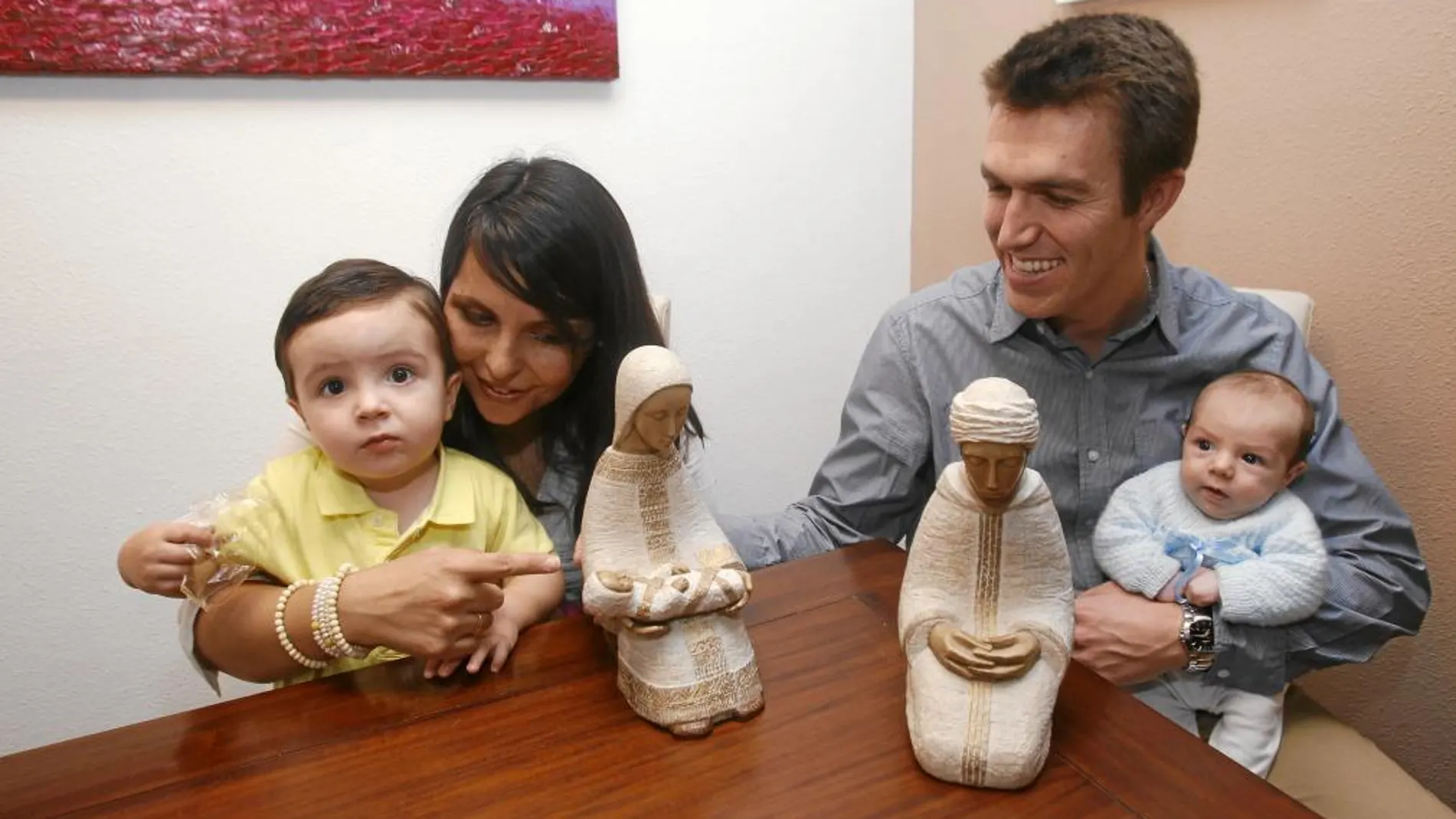 Jorge e Isabel (28 y 29 años). Tienen dos hijos y este año acudirán a la Misa de las Familias porque consideran que «es una maravillosa oportunidad para acudir al Señor con confianza». Ambos están en paro y han pasado por una crisis matrimonial que ya han superado.