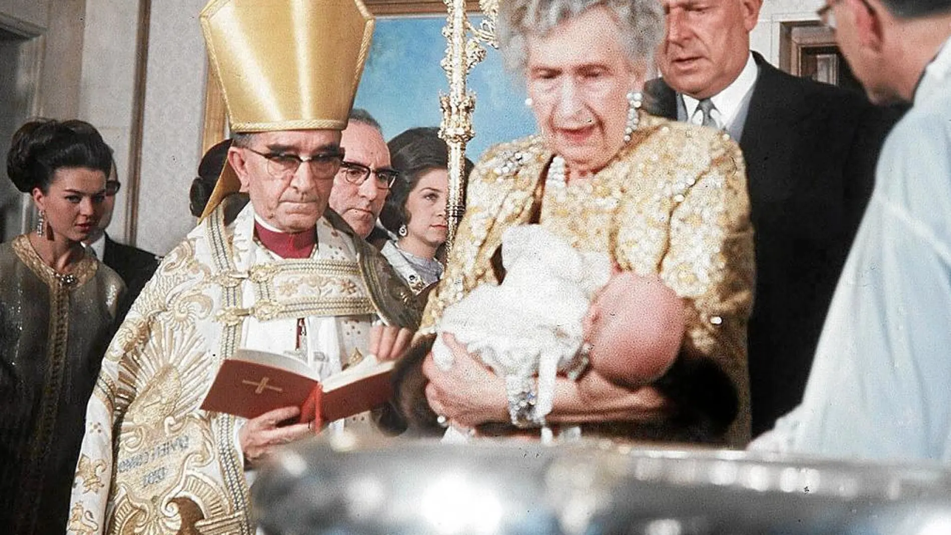 Aquel 30-1-68. Felipe de Borbón y Grecia nació en Madrid y pesó cuatro kilos y 300 gramos. Un peso acorde a la estatura del bebé: 55 centímetros. En agradecimiento por la espera, el Rey ofreció una copa de champán a los periodistas que abarrotaban el hospital.