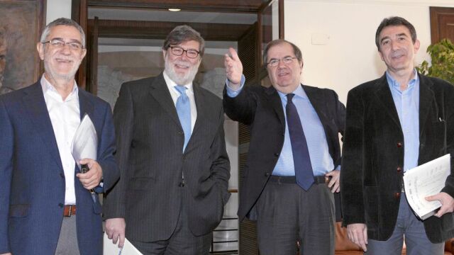 El presidente Herrera, Santiago Aparicio, Agustín Prieto y Ángel Hernández antes de explicar los acuerdos