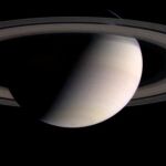 La obra entrelaza temas como los neumáticos y los anillos de Saturno, la llama de una vela y la atmósfera de Venus