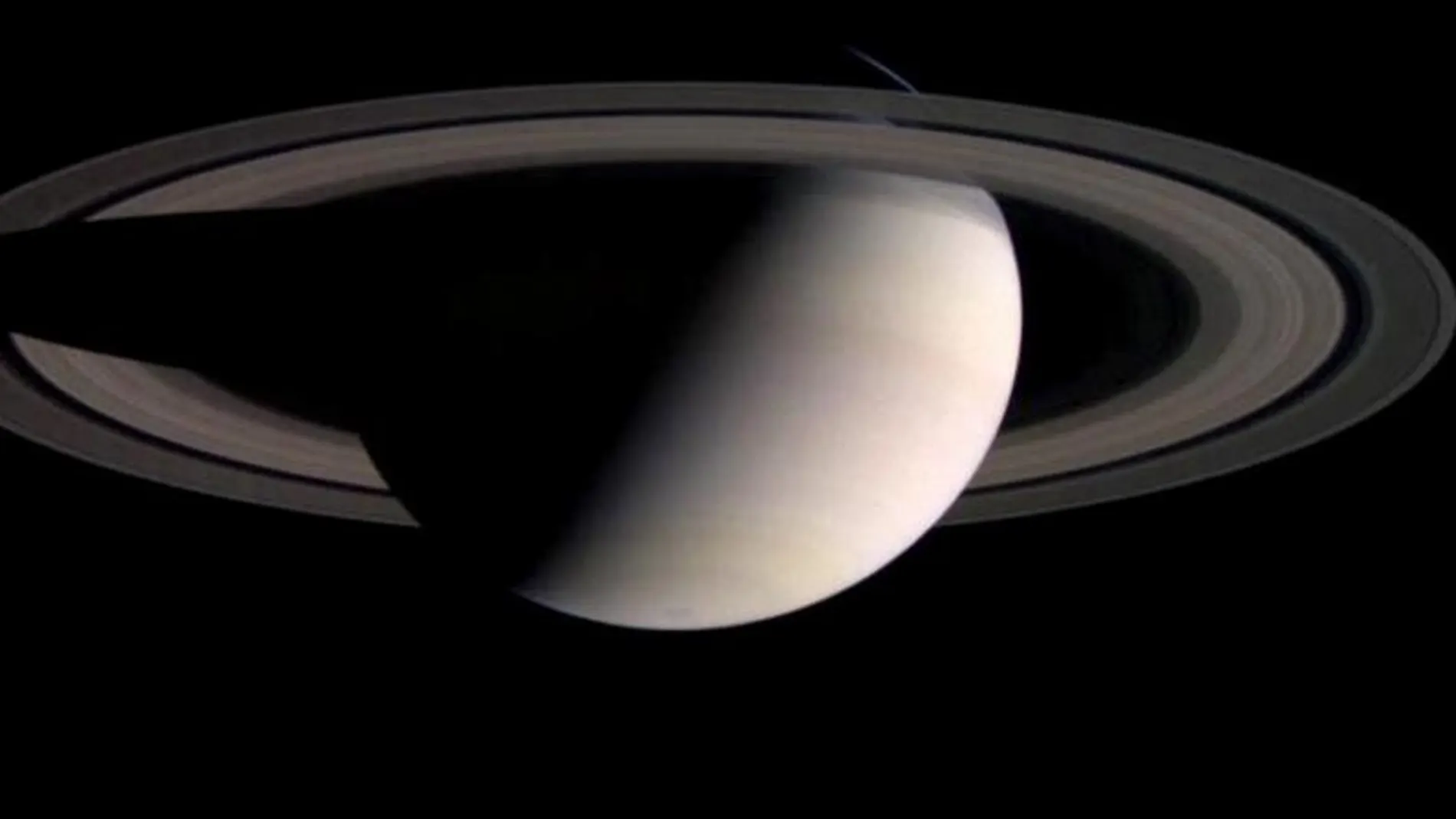La obra entrelaza temas como los neumáticos y los anillos de Saturno, la llama de una vela y la atmósfera de Venus