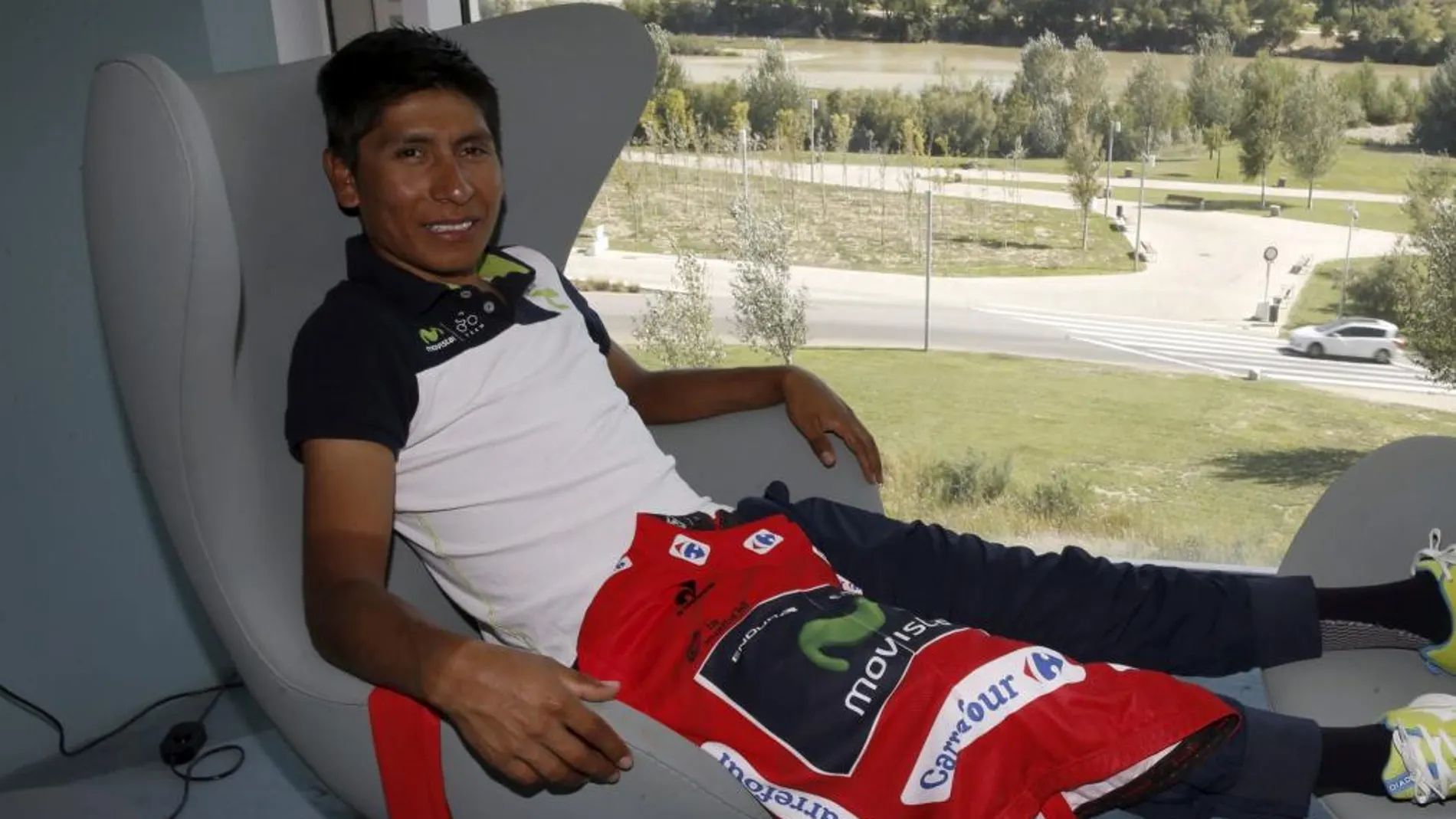 El ciclista colombiano del Movistar Team y líder de la clasificación general, Nairo Quintana, posa para los medios en un hotel de Zaragoza durante la jornada de descanso de la Vuelta 2014.