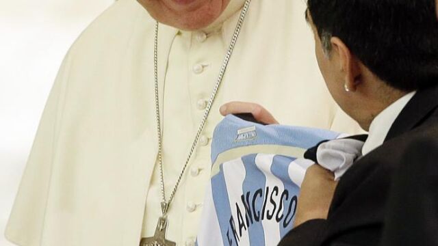 Emotivo abrazo entre el Papa Francisco y Maradona