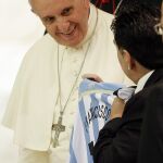Emotivo abrazo entre el Papa Francisco y Maradona