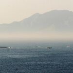 El estrecho de Gibraltar, con la costa africana al fondo