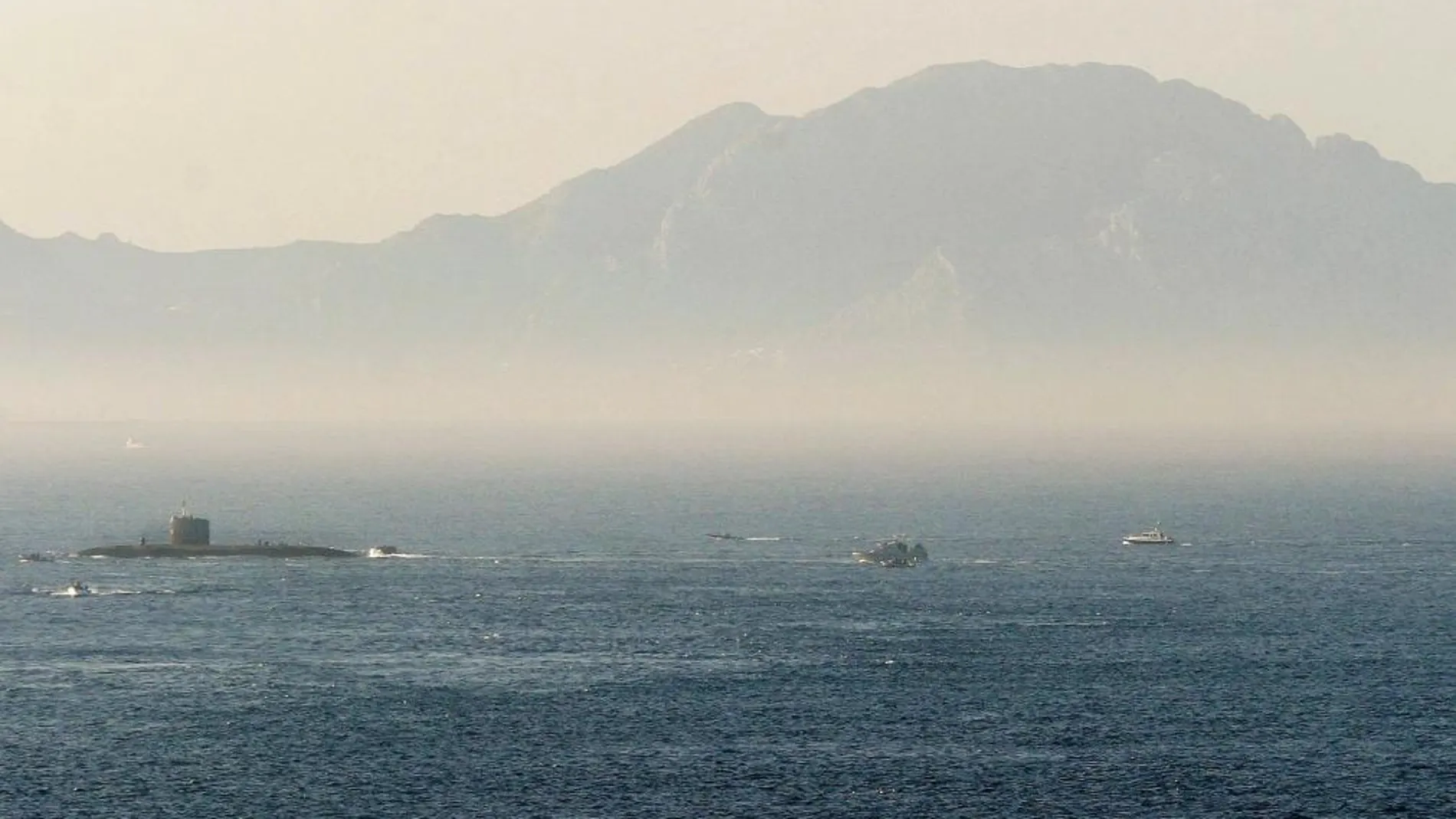 El estrecho de Gibraltar, con la costa africana al fondo