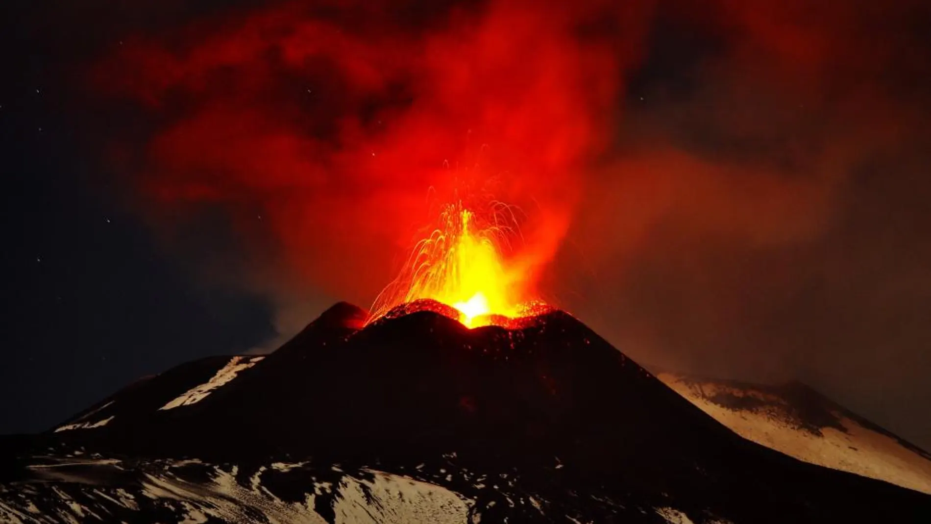 El Etna, expulsando lava el pasado mes de noviembre