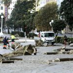 Aspecto del paseo marítimo de La Coruña donde el temporal ha causado importantes destrozos en el mobiliario urbano y en la balaustrada