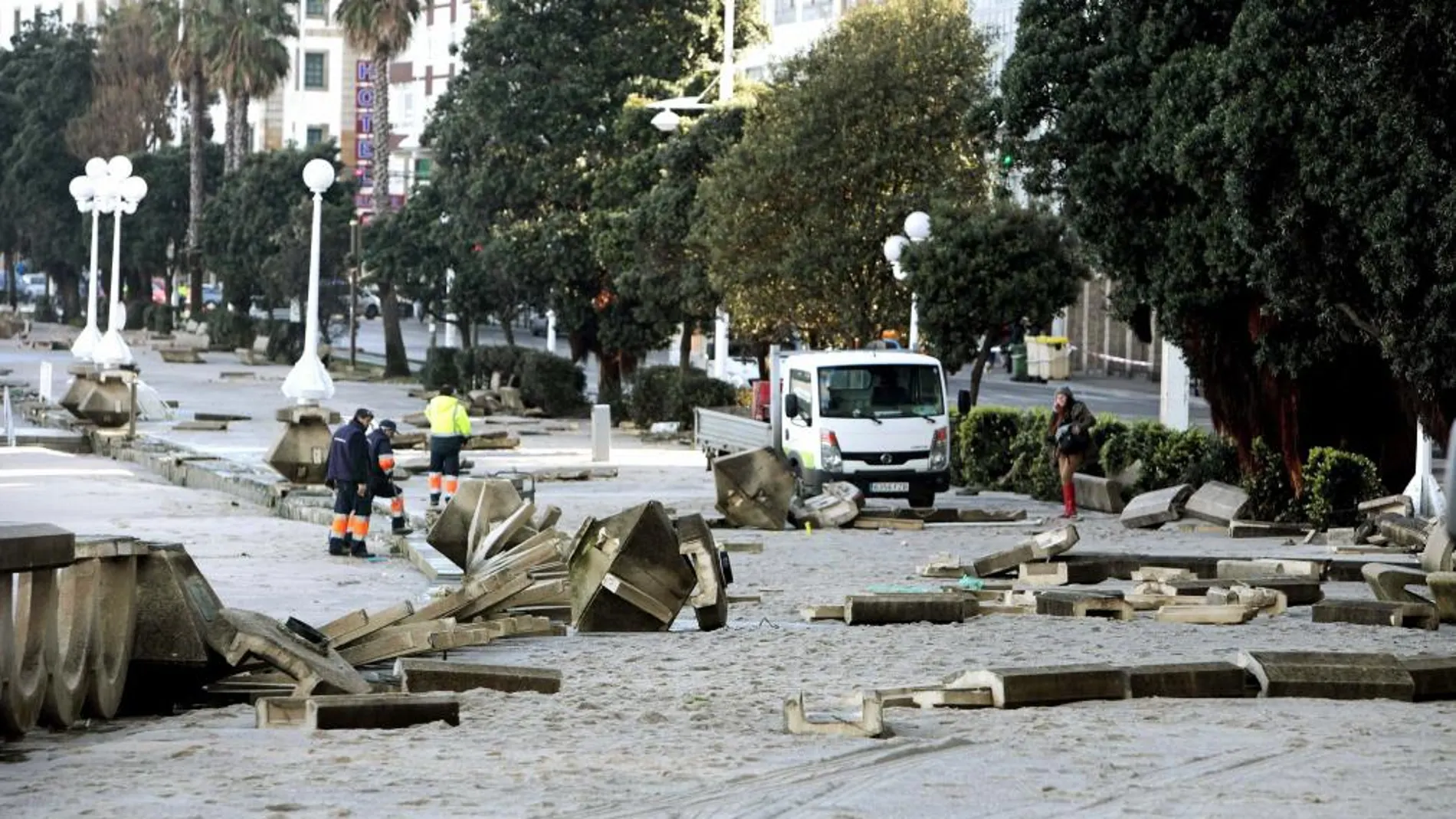 Aspecto del paseo marítimo de La Coruña donde el temporal ha causado importantes destrozos en el mobiliario urbano y en la balaustrada