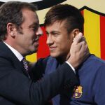 Neymar da Silva (d) saluda al presidente del club, Sandro Rosell