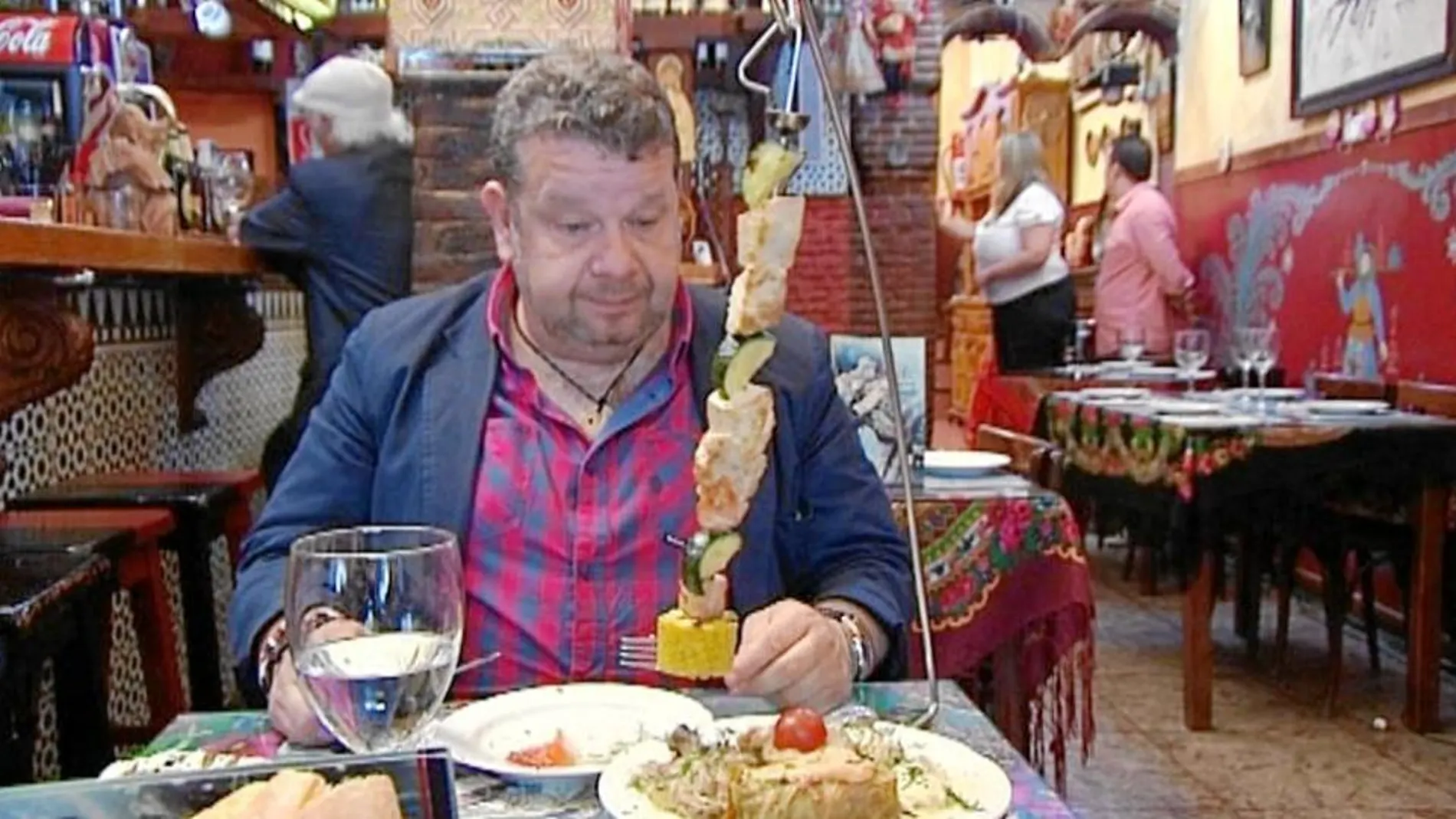 Alberto Chicote en el restaurante de El Rocío «La taberna de la Concha», protagonista de la primera entrega