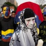 Manifestantes en Caracas, vestidos de viudas, durante una protesta contra el Gobierno de Maduro