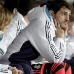 Iker Casillas, sigue desde el banquillo el encuentro
