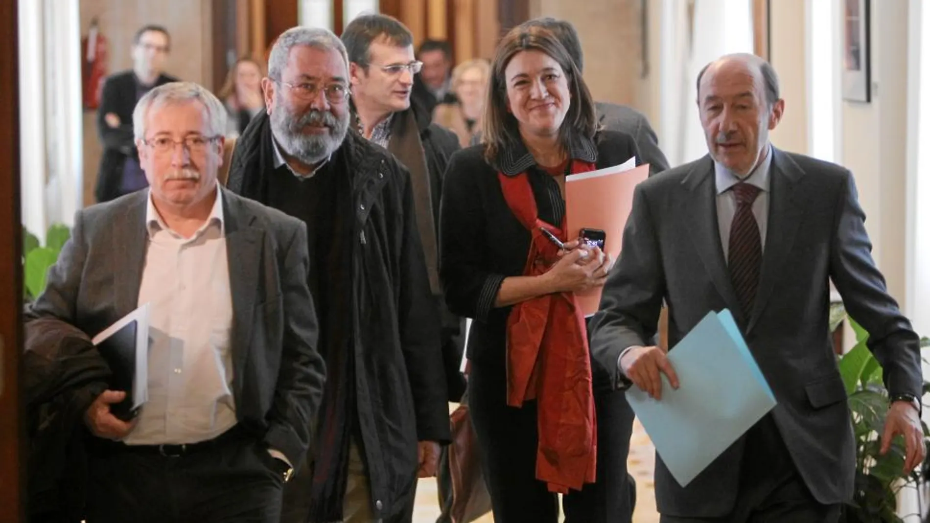 Ignacio Fernández Toxo, Cándido Méndez, Soraya Rodríguez y Rubalcaba, antes de la reunión