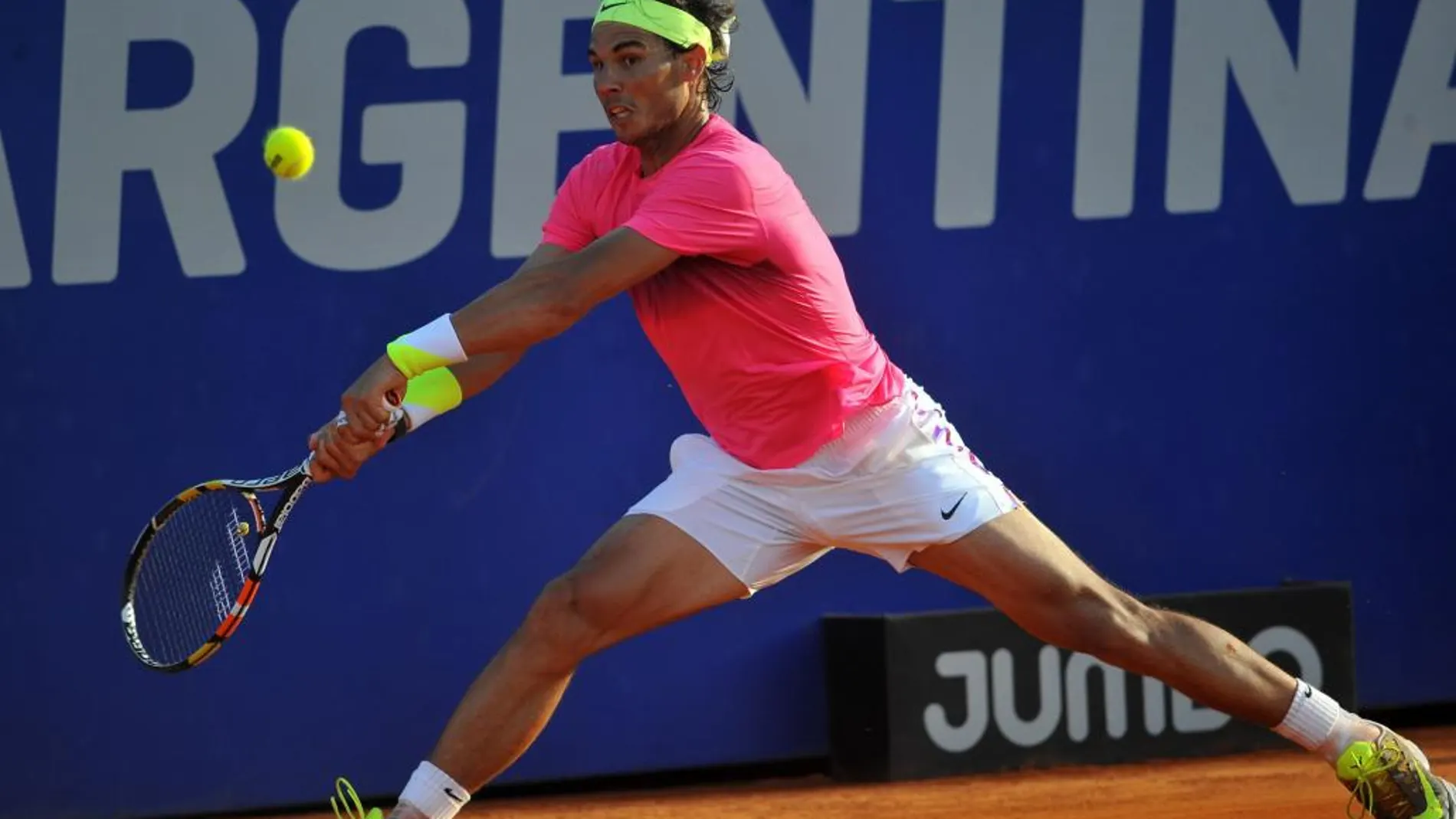 El tenista español Rafael Nadal devuelve una bola al argentino Carlos Berloq